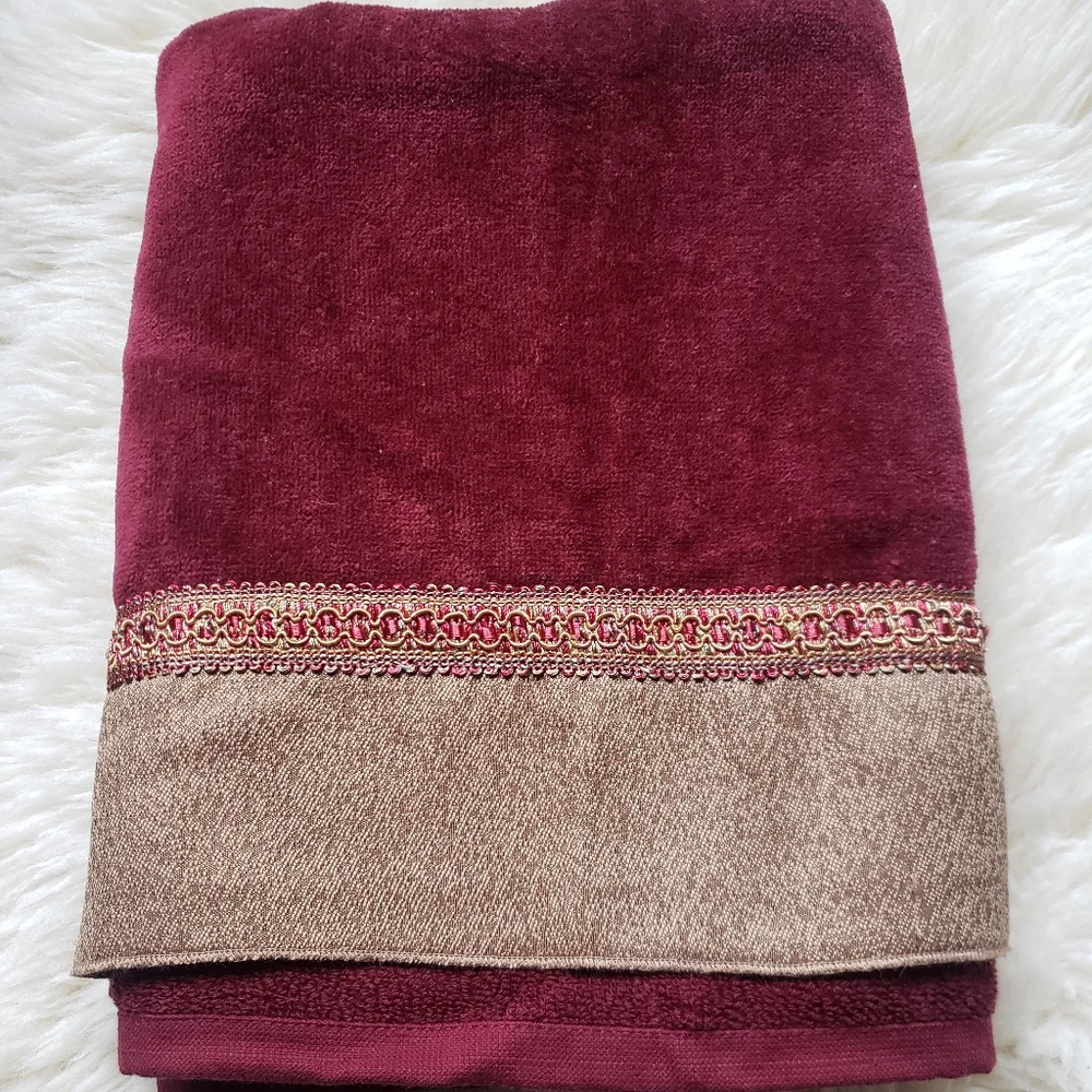 Bombay Pavanne Bath Towel with Gold Trim NWT